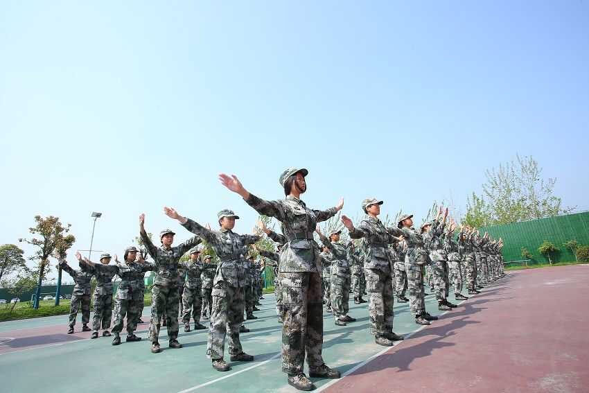 正苗启德学生餐前背诵《弟子规》